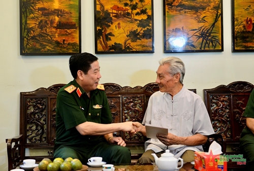 Trung tướng Nguyễn Văn Gấu thăm, tặng quà các đồng chí nguyên lãnh đạo Tổng cục Chính trị Quân đội nhân dân Việt Nam